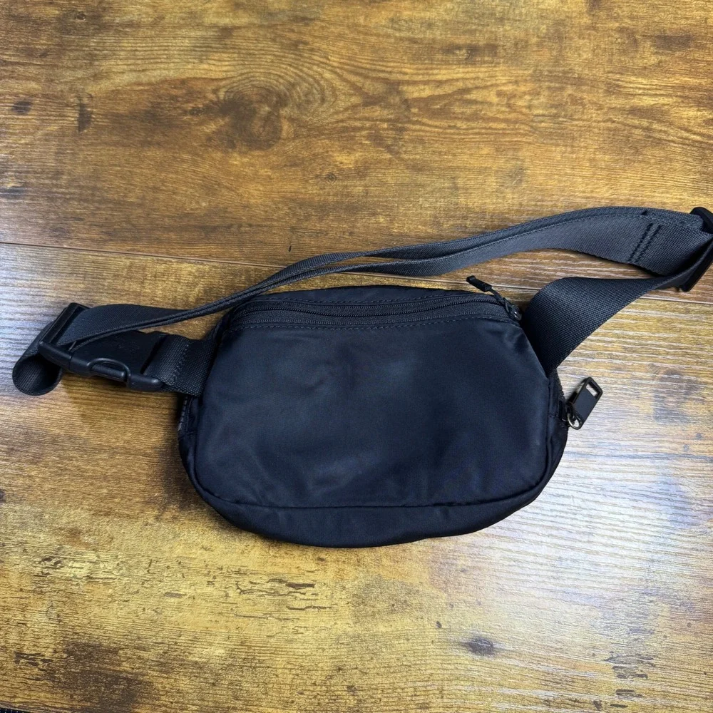 Lululemon‎ Everywhere Belt Bag LU9ASLS Black Nylon Waist Pack Unisex 1L OS